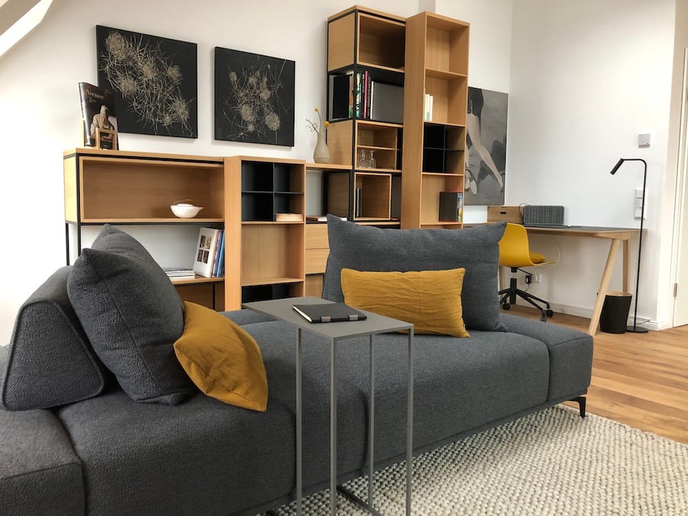 Moderner Wohnbereich mit ausgewählten Designklassikern in Detmold