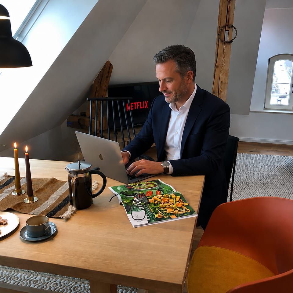 Geschäftsmann im Design Apartment